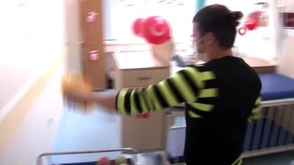 10 yaşındaki Baran'a hastane odasında 23 Nisan sürprizi