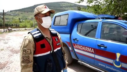 Jandarma yaşlı ve hasta çiftin sobasını söküp yıkadı