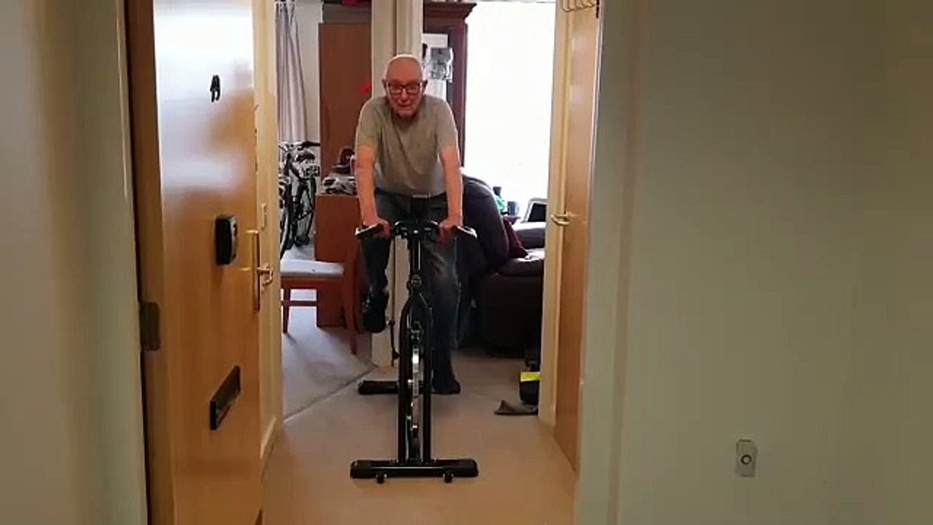 ⁣Jim Hay cycles to London and back
