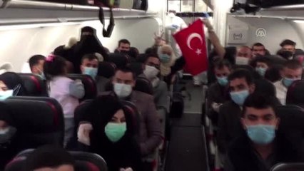 Suudi Arabistan'dan getirilen vatandaşların "Türk bayraklı" coşkusu (2)