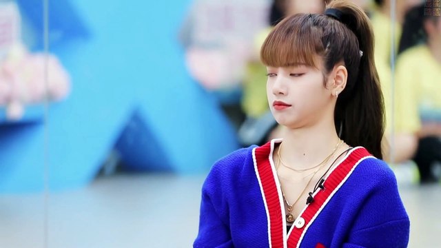 Lisa (리사) teaches Yoohyeon (유현) & JIU (지유) how to smile