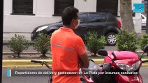Repartidores de delivery protestaron en La Plata por material sanitarios