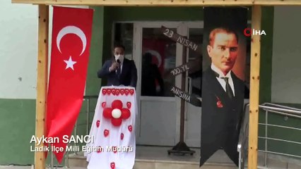 Öğrenciler için tören düzenleyip şiir okudular