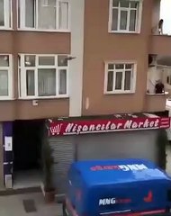 Des policiers reçoivent un joli cadeau livré par un drone pendant le confinement