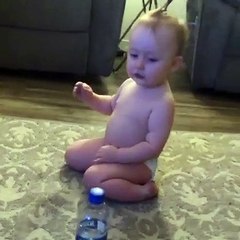 Un bottle flip réalisé par une jolie petite fillette