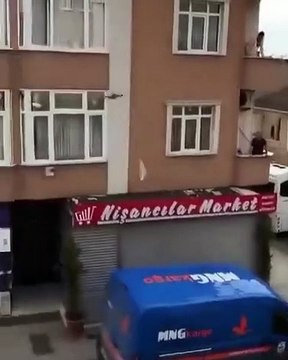 Un drone livre du chocolat à un policier pendant la quarantaine