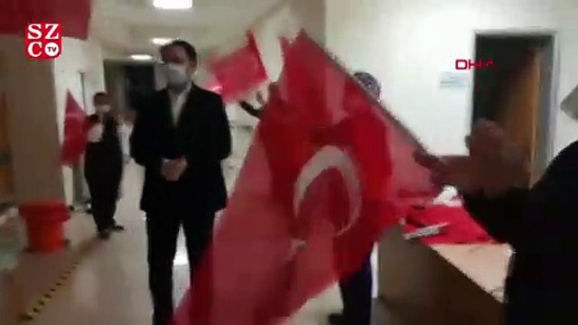 Koronavirüsü yenen başhekim alkışlarla taburcu edildi