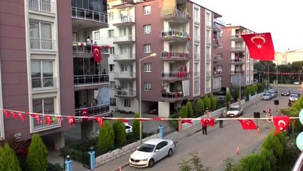 Sokağa kurdukları ses sistemiyle 23 Nisan'ı kutladılar
