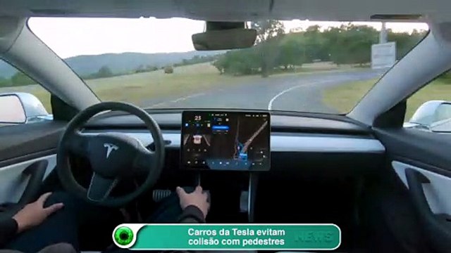 Carros da Tesla evitam colisão com pedestres