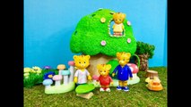 Daniel Tiger Toys Visit Calico Critters Discovery Forest Treehouse Playset