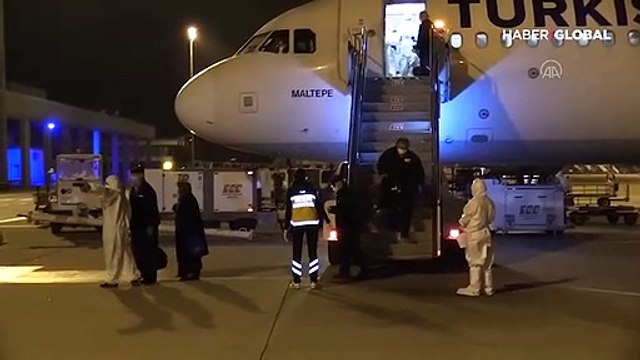 Almanya'dan getirilen Türk vatandaşı, uçaktan iner inmez yeri öptü