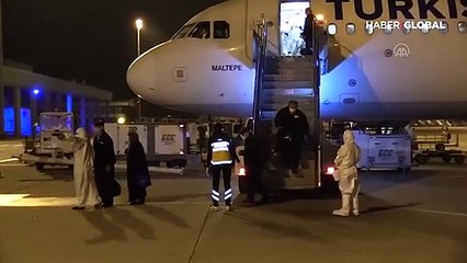 Almanya'dan getirilen Türk vatandaşı, uçaktan iner inmez yeri öptü