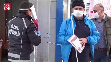 Metrobüs yolcularına bayrak dağıtıldı