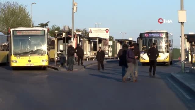 Sokağa çıkma kısıtlamasının ilk gününde işe gitmek isteyen vatandaşlar yollara çıktı