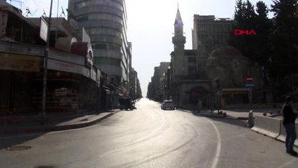 Adana'da kent meydanı ve sokakları boş kaldı