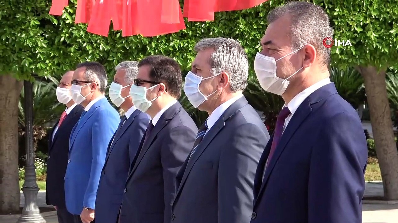 Sosyal mesafeyi koruyarak maskeli çelenk koyuldu