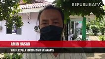 Petugas SMK 57 Jakarta tengah menyiapkan kamar istirahat untuk para tenaga medis.