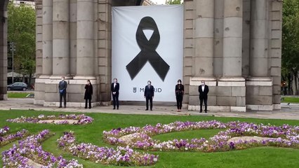 Скачать видео: Minuto de silencio del ayuntamiento de Madrid por los fallecidos