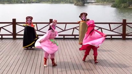 Çinli çocuklar "Face-Changing sanatı"yla Türk çocuklarının 23 Nisan bayramını kutladı