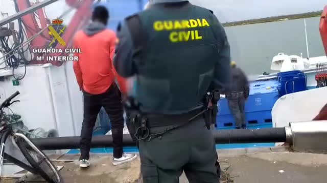 Pillados haciendo una barbacoa en un pesquero amarrado en el puerto de Huelva