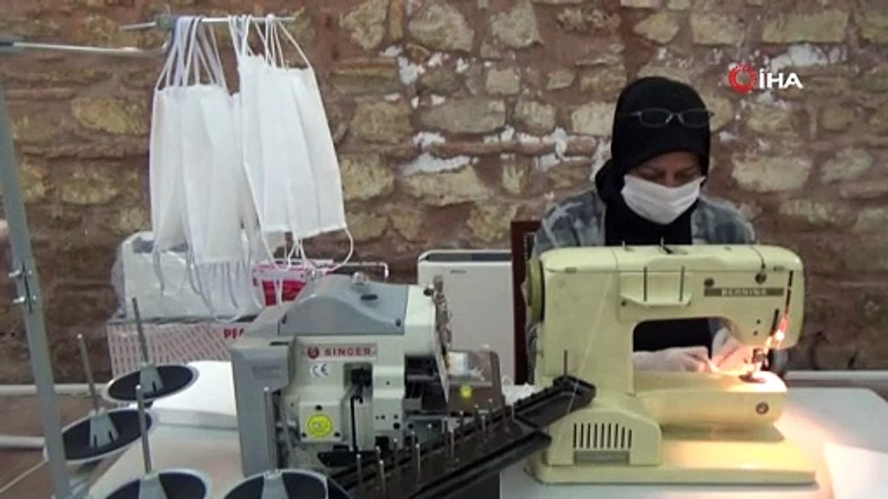 Başkanın eşi maske dikerek destek oluyor