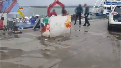 Pillados haciendo una barbacoa en un pesquero amarrado en el puerto de Huelva