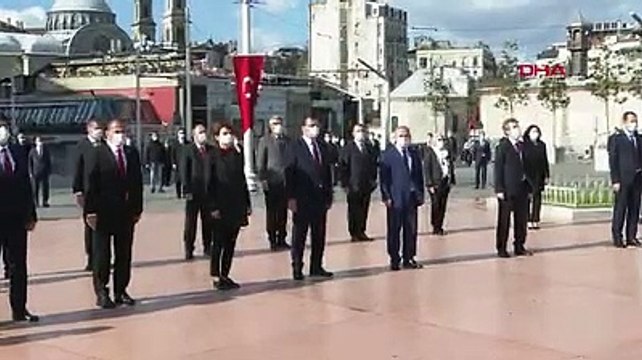 Taksim Cumhuriyet Anıtı'na İmamoğlu çelenk koydu