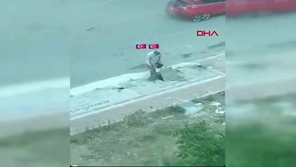 Temizlik işçisi bulduğu bayrağı süpürgesine taktı