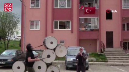 6 davulu aynı anda çalıp, 23 Nisan coşkusu yaşattı