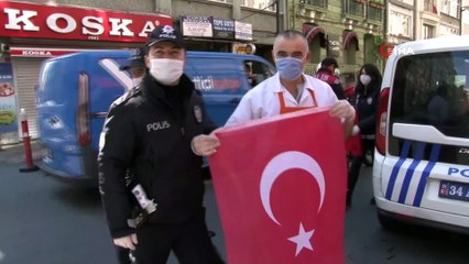 Polisler vatandaşa 23 Nisan için bayrak dağıttı