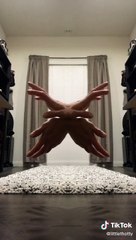 Danse des mains avec un effet miroir