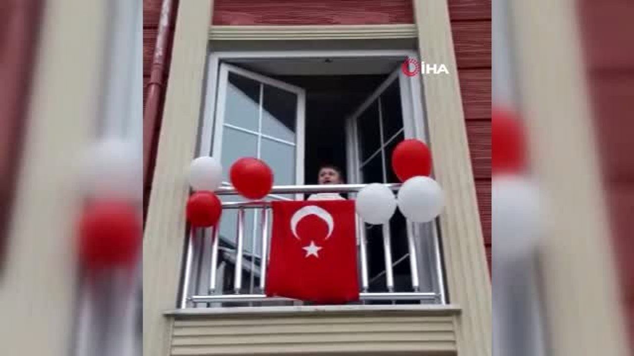 Okula gidemeyen özel çocuklar 23 Nisan'ı evlerinde şarkı söyleyerek kutladı