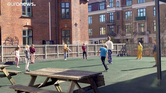 Covid-19: non hanno paura di tornare in classe i bimbi danesi che si salutano a gomitate