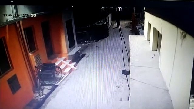 शाहजहाँपुर: सीसीटीवी कैमरे में कैद हुई महिला चोर, महिला ने चुराया कूड़ादान