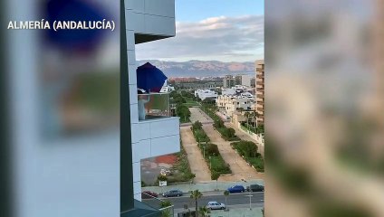 Dos comunidades de vecinos en Almería bailan al ritmo de la canción de "Cantando bajo la lluvia"