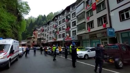 23 Nisan'ı evlerinin balkonlarında kutladılar