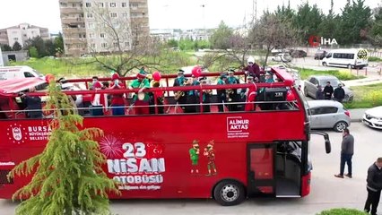 Bursa'da kısıtlamaya rağmen çocuklara 23 Nisan sürprizi