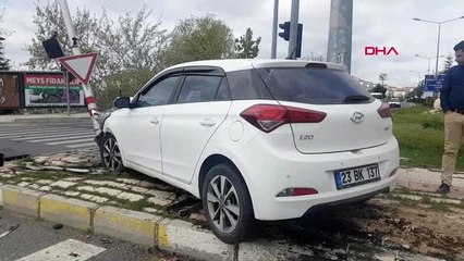 Kırmızı ışıkta geçen otomobil kaza yaptı: 2 yaralı