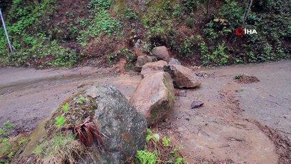 Rizeli muhtardan ilginç önlem...Köye giriş çıkış olan 5 yolu, taş ve toprakla kapattı