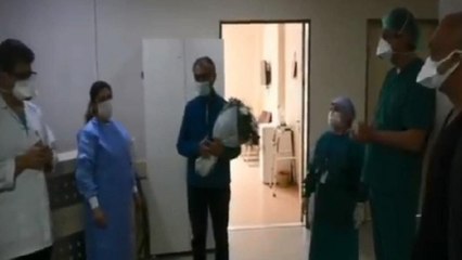 Coronayı yenen Doktor Selçuk Köse alkışlar eşliğinde taburcu edildi
