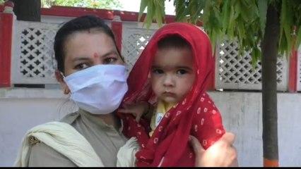 2 साल की बेटी गोद में लेकर लॉकडाउन का पालन करा रही महिला कांस्टेबल
