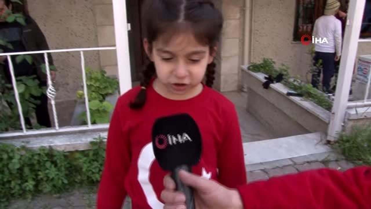 Avcılar'da çocuklar 23 Nisan coşkusunu camlardan şiir okuyarak yaşadı