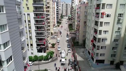 Polisten çocuklara üstü açık otomobilli kortejle bayram sürprizi