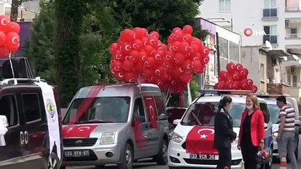 Erdemli Belediyesi'nden balonlu, bayraklı araç korteji