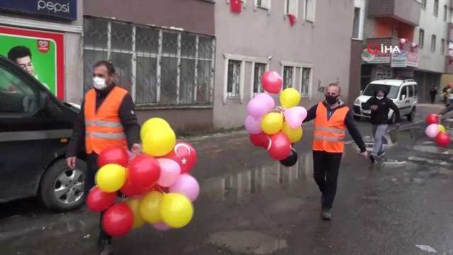 Ağrılılar 23 Nisan Ulusal Egemenlik ve Çocuk Bayramı’nı balkonlardan kutladı