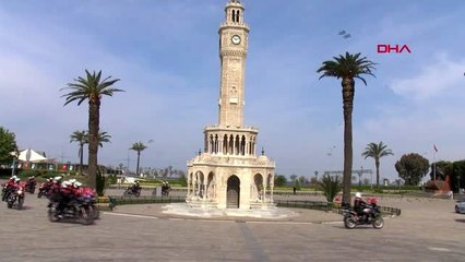 İzmir polisi, bayramı evde kutlayan çocukları unutmadı
