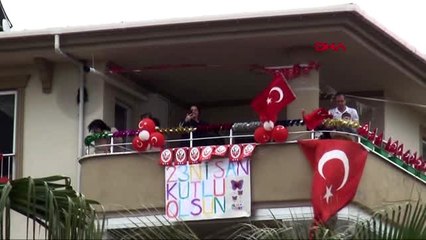 Osmaniye'de çocuklar, 23 Nisan'ı balkonlarda kutlandı