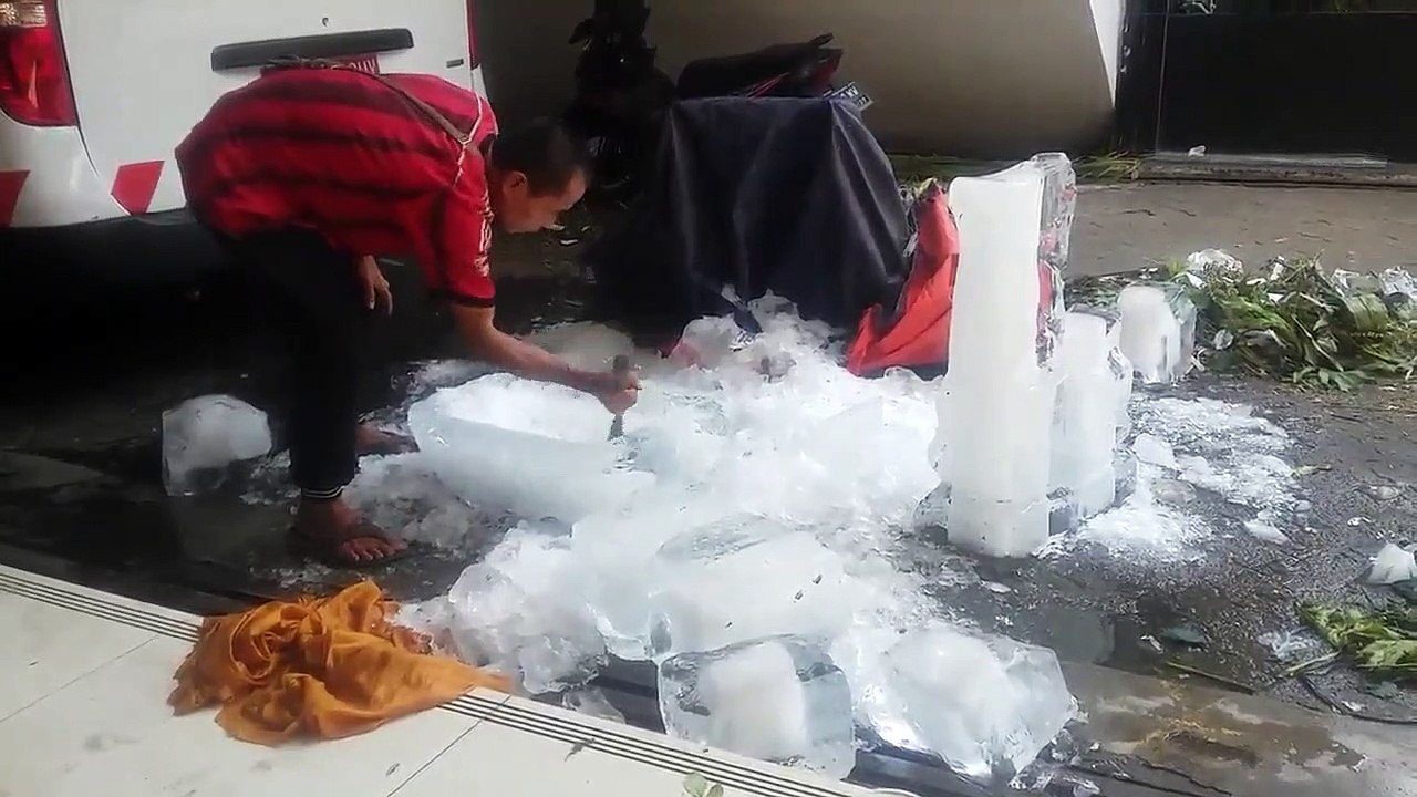 Karya Seni ES Batu