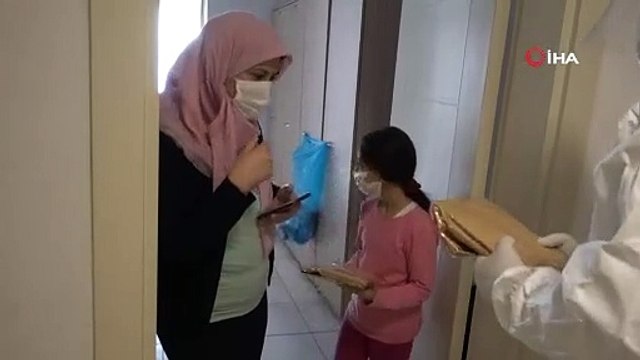 Karantina yurtlarında kalan çocuklara 23 Nisan sürprizi