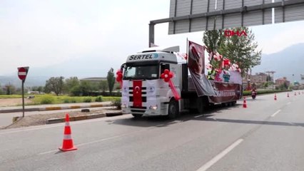 TIR'lara eğlence yükleyip, balkonlardaki çocuklara bayram sürprizi yaptılar